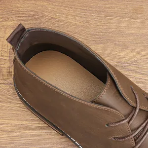 Gedetailleerd zicht op de binnenkant van deze bruine leren desert boot voering