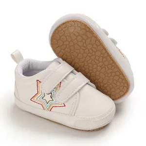 Détail de la chaussure de marche bébé blanche avec étoile brodée et semelle antidérapante.