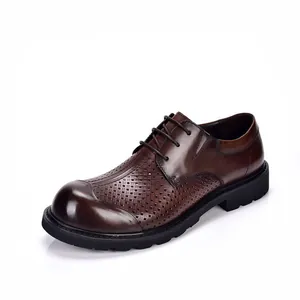 Detailweergave van de lasergesneden perforaties op bruine herenschoenen van leer