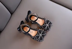 Vue de dessus détaillée de sandales noires pour filles avec nœuds en strass scintillants