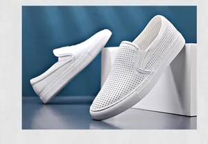 Vista dettagliata delle scarpe slip-on da uomo in pelle traforata bianca con suola morbida