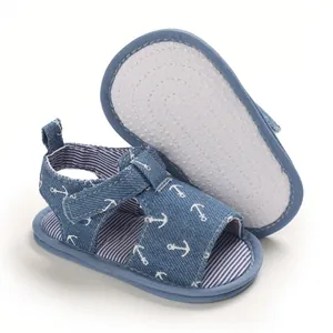 Vue détaillée de sandales souples pour bébé avec motifs d'ancres et semelle antidérapante.