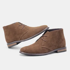 Gedetailleerd zijaanzicht van bruine suède desert boots met klassieke stiksels