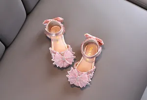 Vue détaillée de sandales roses pour filles avec strass et grands nœuds décoratifs