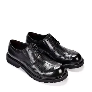Detailweergave van zwarte leren schoenen met ademende opengewerkte perforaties top