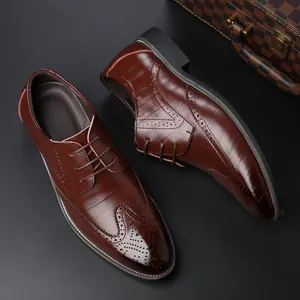 Classiche scarpe Brogue da uomo in pelle marrone con dettagli traforati e lacci eleganti