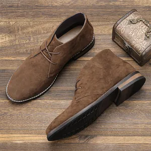 Bovenaanzicht van klassieke retro bruine suède desert boots voor heren met vintage decoratie