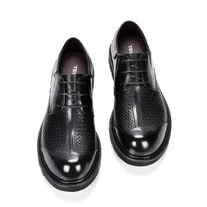 Gedetailleerd overzicht van zwarte geperforeerde herenleren zakelijke schoenen met dikke zool.