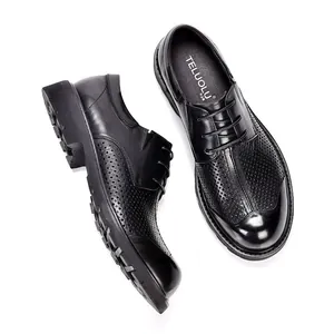 Detailopname van ademende uitgeholde zwarte herenleren schoenen met dikke zolen