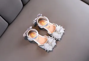 Vue détaillée des sandales argentées pour filles avec strass et nœuds décoratifs élégants