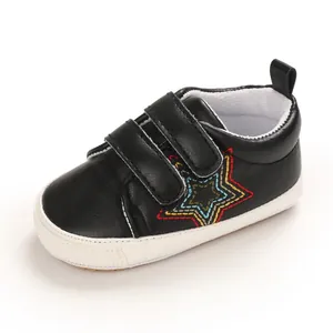 Chaussure de marche bébé noire avec motif d'étoile colorée et scratchs