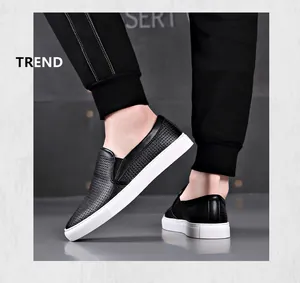 Vista dettagliata delle sneakers slip-on da uomo in pelle nera traforata con suola bianca.