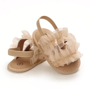 Detalle de sandalias para bebé champán con volantes de malla y suela blanda de verano