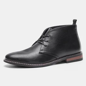 Gedetailleerd zijaanzicht van een zwarte leren desert boot met fijne stiksels en hak
