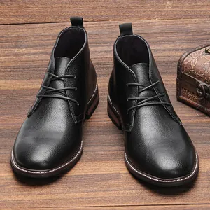 Klassieke zwarte heren desert boots in vintage leerstijl op rustieke houten achtergrond