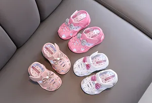 Detailansicht von drei glitzernden Baby-Sandalen mit Schleife für Mädchen