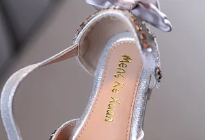 Détail de sandale princesse argentée pour fille avec strass et nœud papillon