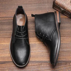 Gedetailleerd bovenaanzicht van retro zwarte lederen desert boots met fijne stiksels
