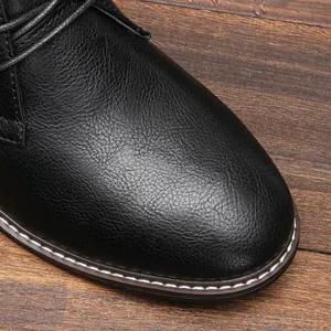Macroweergave van de fijne leertextuur en stiksels van retro desert boots voor heren.