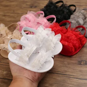 Detalle de sandalias de verano para bebé con suela blanda y diseño de volantes de encaje