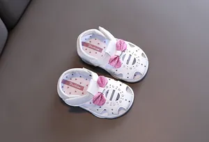 Hübsche weiße Kleinkindsandalen mit rosa Glitzerschleifen und bequemen, weichen Sohlen
