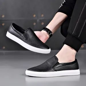Mocassini in pelle nera traforata da uomo con suola bianca e design slip-on casual