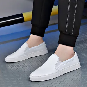 Mocassini slip-on da uomo in morbida pelle bianca dallo stile moderno e pulito