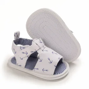 Vue détaillée de sandales blanches pour bébé avec imprimé ancre et semelle souple