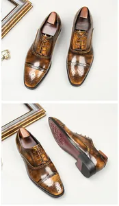 Detailansicht der braunen Brogue-Oxford-Schuhe aus poliertem Leder für Herren im Cap-Toe-Stil.