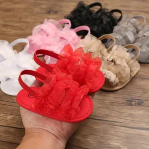Detalle de sandalias suaves con volantes para bebés de 0 a 1 año en varios colores.