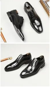 Hochglänzende schwarze Brogue-Lederschuhe mit klassischen Verzierungen und Kappenzehen.