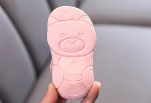 Nahaufnahme der weichen rosa Babysandalensohle mit niedlichem Bärenmuster-Detail