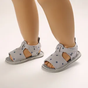 Vue détaillée de sandales grises pour bébé à motif d'étoiles et semelle souple pour l'été