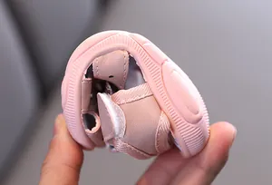 Nahaufnahme der flexiblen und weichen Sohle der rosa Lauflernsandale für Kleinkinder