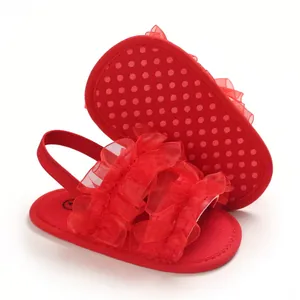 Detalle de sandalias rojas para bebé con volantes y suela blanda antideslizante tela