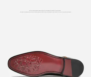 Detaillierte Ansicht der gemusterten rot-schwarzen Sohle britischer Brogue-Schuhe.