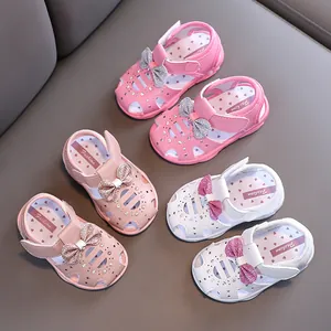 Süße Sandalen für Kleinkinder mit weicher Sohle und Glitzerschleifen in drei Farben
