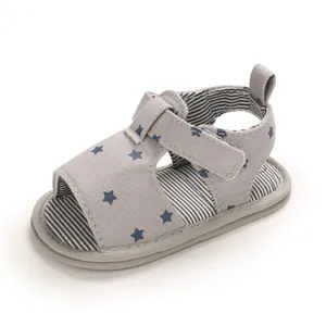 Vue détaillée de sandales grises pour bébé avec motif d'étoiles et semelle souple