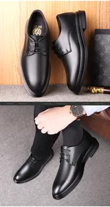Détail rapproché des chaussures Derby en cuir noir pour hommes avec vue portée élégante