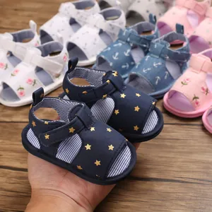Vue détaillée de sandales d'été pour bébé avec semelles souples et motifs variés.