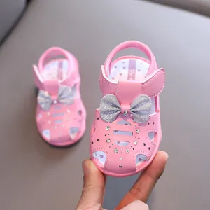 Süße rosa Lauflernsandale für Babys mit weicher Sohle, Schleife und Strasssteinen