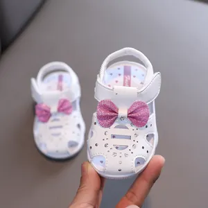 Weiße Lauflernschuhe für Babymädchen mit rosa Glitzerschleife und Strasssteinen