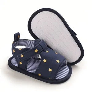 Sandales bébé bleu marine à étoiles dorées avec semelles souples antidérapantes.