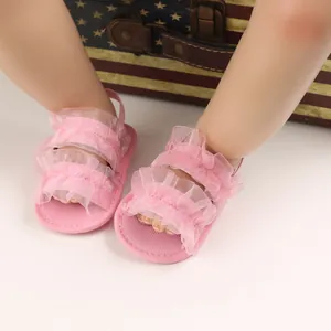 Primer plano de sandalias rosas para bebé de suela blanda con detalle de tul