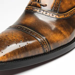 Nahaufnahme brauner Brogue-Lederschuhe mit glänzendem Finish und Lochmuster