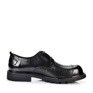 Detailansicht der atmungsaktiven perforierten schwarzen Leder-Derby-Schuhe für Herren