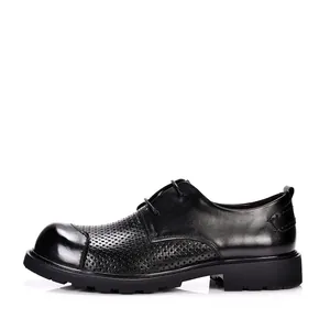 Seitenansicht von schwarzen, perforierten Leder-Businessschuhen für Herren mit dicker Sohle