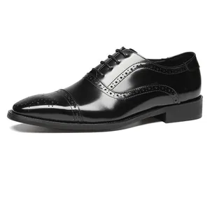 Klassische schwarze Brogue Oxford Schuhe aus poliertem Leder mit Perforationen