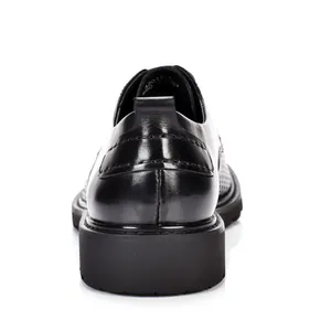 Detailansicht des robusten dicken Absatzes dieser schwarzen Business-Lederschuhe für Herren.