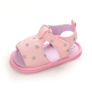 Vue détaillée de sandales roses pour bébés avec étoiles argentées et semelle souple